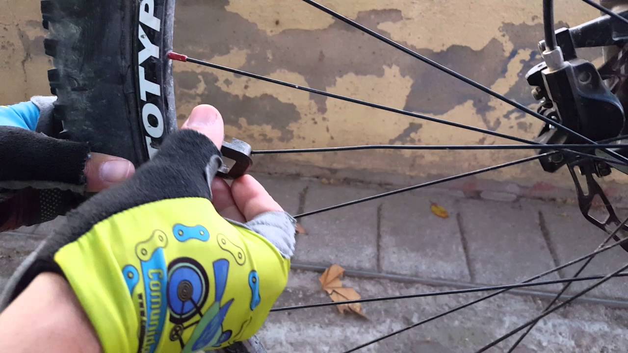 Cruda realidad ciclista montaña radio flojo en rueda bicicleta - YouTube