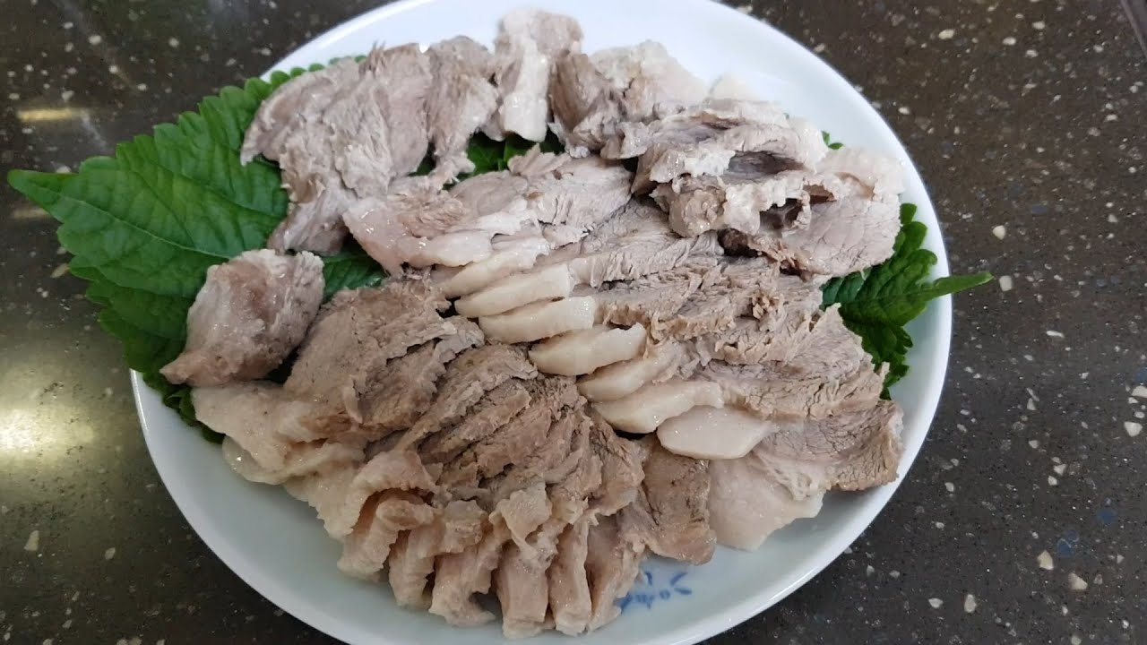 앞다리살 수육 부드럽게 맛있게 삶는법 (빅마마 이혜정 돼지고기 수육 레시피) Pork foreleg meat. Boiled ...