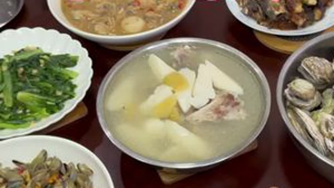 酸笋芋头牛肉汤 啊麻麻今天这碗酸笋芋头帮我好吃憨了，久不久自己做顿饭改善一下伙食还是爽呢，今天的饭菜也太丰富了，四个人一大桌，每个人都下厨了哈哈哈哈#云南 #远嫁 #福建 #孕期 #家常菜