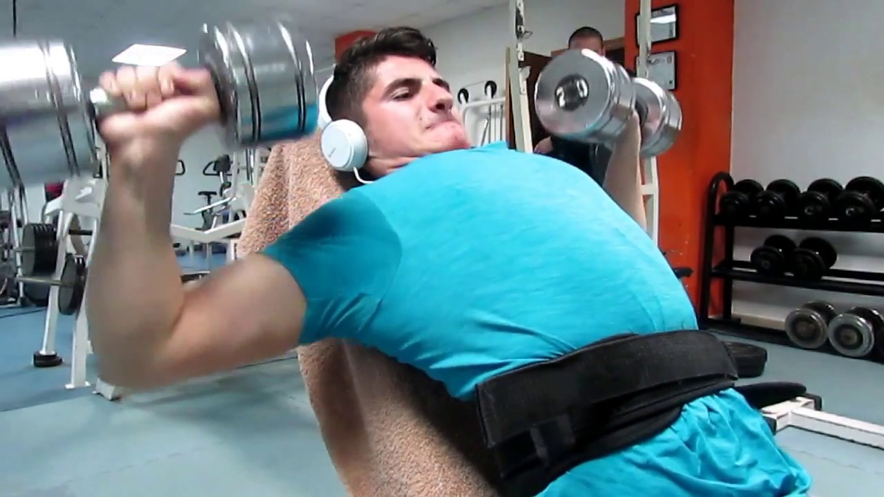 Sacar pectorales con mancuernas
