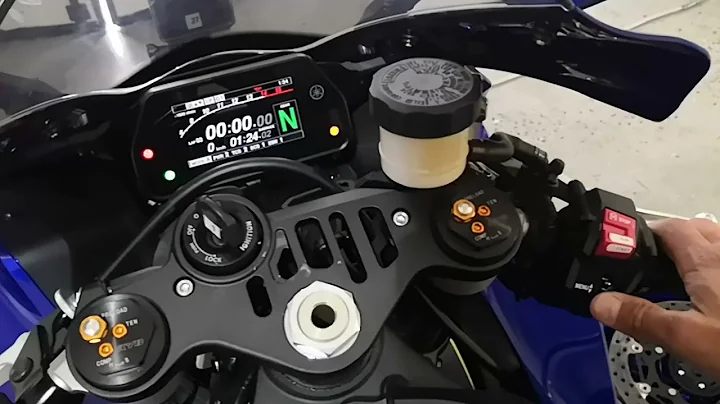 How to activate the lap timer of the Yamaha R1 2015-2025