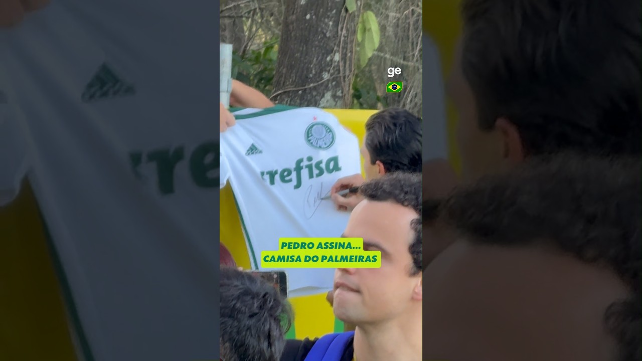 PEDRO ASSINA UMA CAMISA... DO PALMEIRAS! | #shorts | ge.globo
