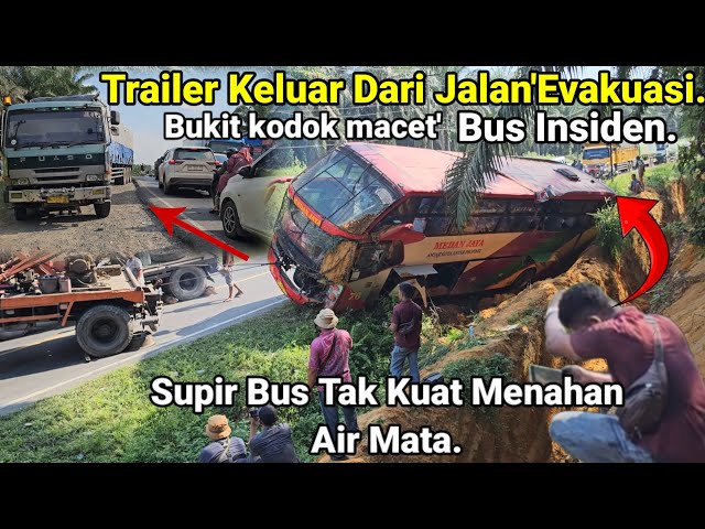 Truck Trailer Keluar Jalan.Bukit Kodok Macet.Evakuasi Bus Insiden,Supir Bus Menetes Air Mata Di Tkp. class=