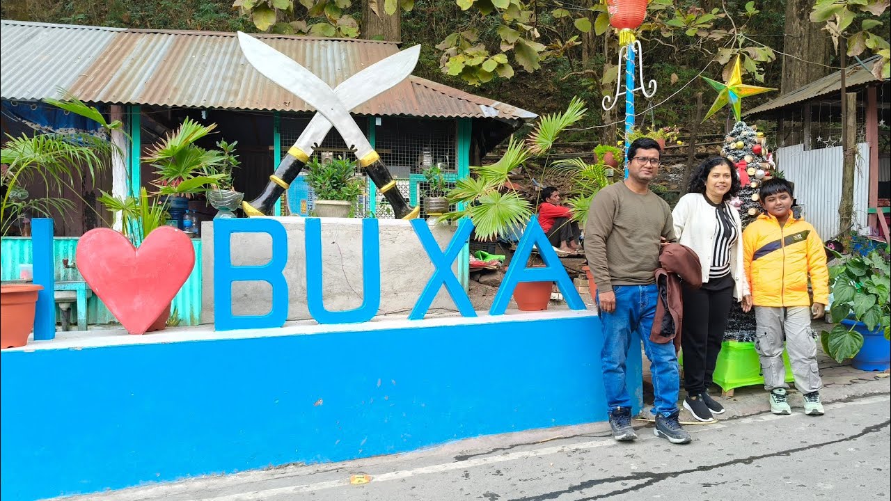 বক্সা যাবার পথে।রাজভাতখাওয়া তে এন্ট্রি পাস এর জন্য এত যে ভিড়। গা ছম ছম অনুভূতি।