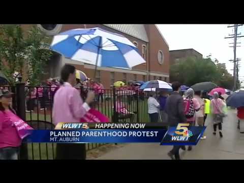 group-shows-support-of-planned-parenthood,-rallies-at-mt.-auburn-facility