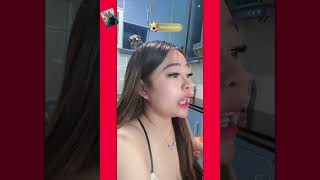 Mama Cantik Berjemur Siang Hari