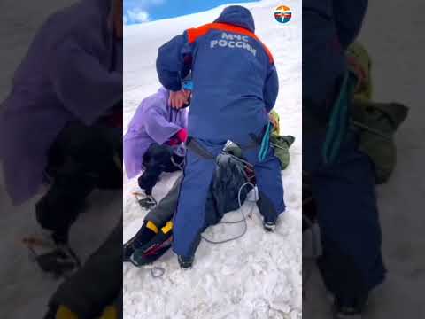 Спасатели достали из расщелины на Эльбрусе петербургского туриста