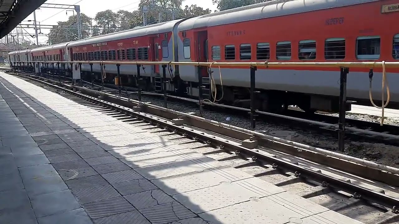 Train No.12955 MUMBAI CENTRAL-JAIPUR SF arriving at Jaipur Junction ...