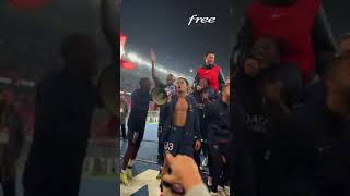 17-year-old Warren Zaïre is leading the chants for PSG again as they celebrate with the ultras!