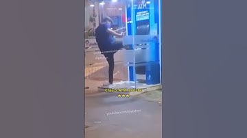 Chắc bị cây ATM nuốt mất thẻ 😂 #nguoinuocngoai #dulichvietnam #chuyenla #nganhang #phapluat