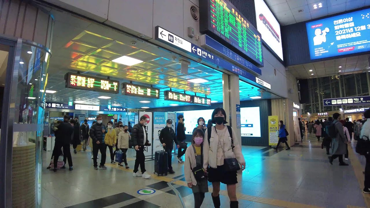[4K] A Major Korean Transportation Hub, Bustling Dongdaegu Station area / 분주한 동대구역-신세계백화점 광장의 모습