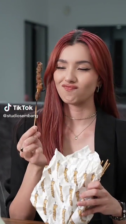 Bila kau tengah craving teruk but it’s your friend’s favourite food 😋 #AlifSatar #AmeliaHenderson
