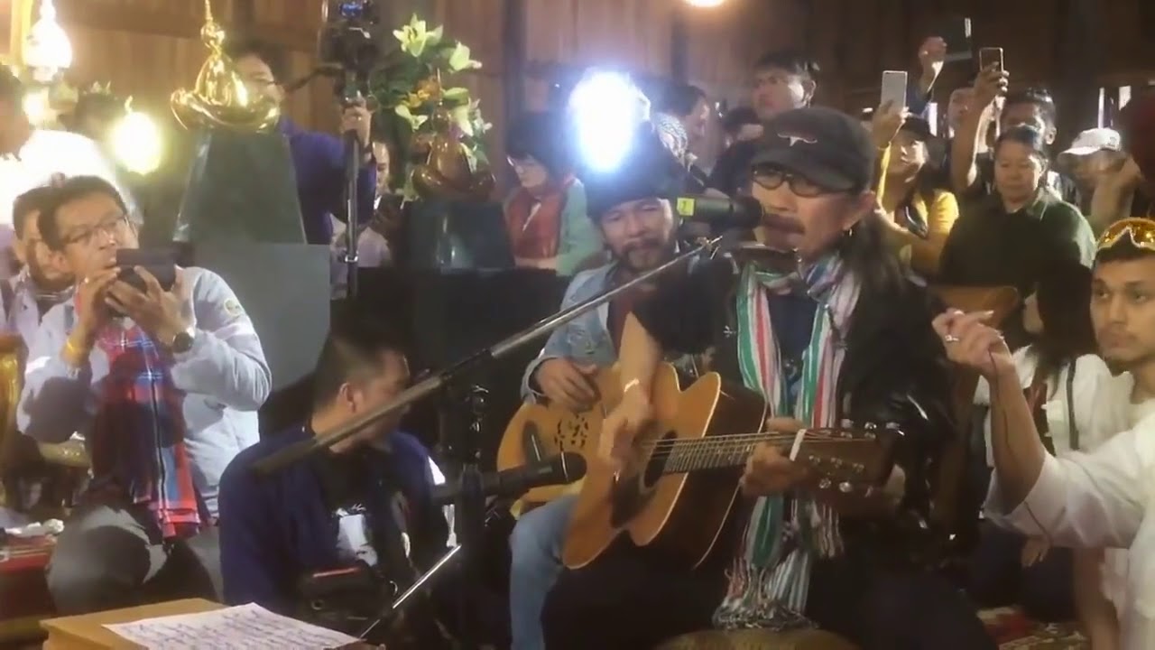 ต้องฟัง  แอ๊ด คาราบาว  แต่เพลง  วิ่งบนถนน สะเทือนถึงหัวใจ  ให้  ตูน บอดี้สแลม