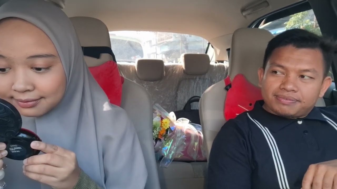 Bantuin adek pakai hijab