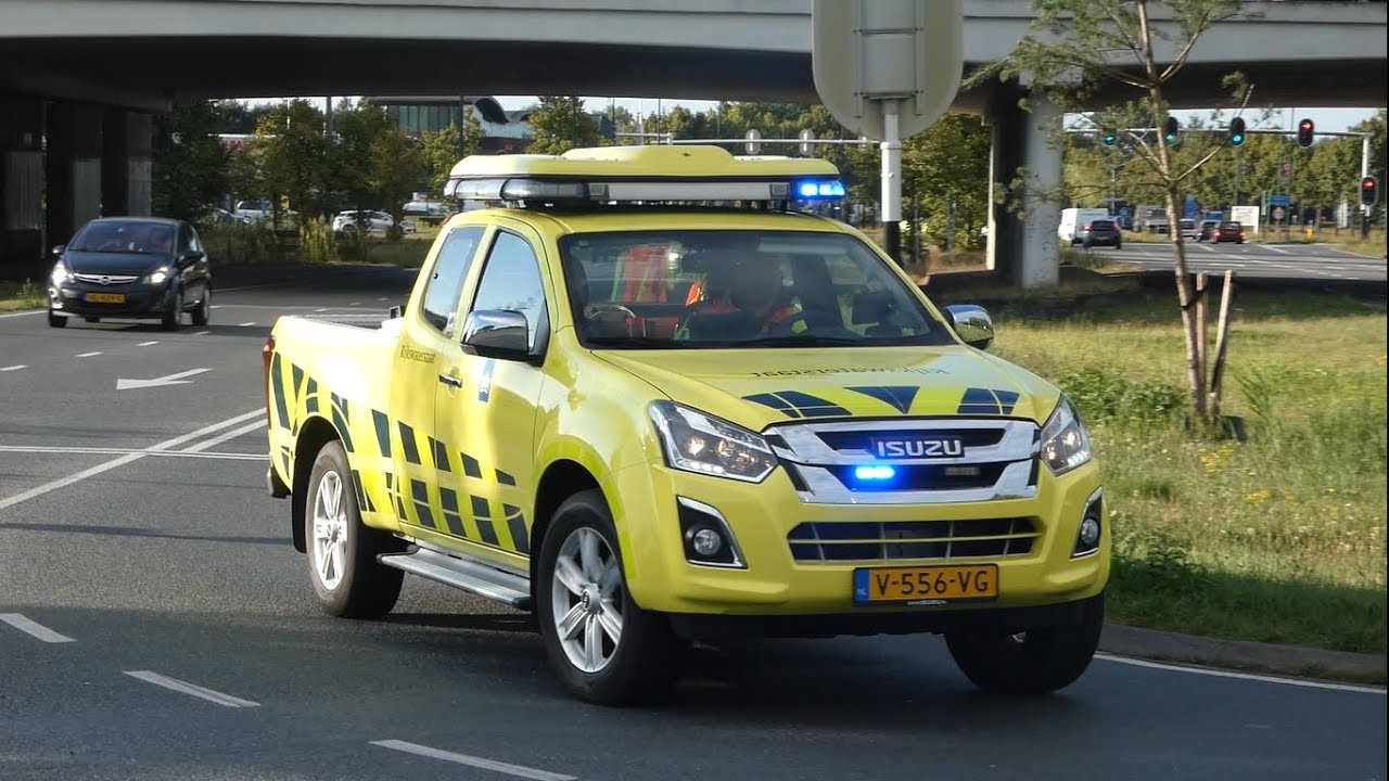 Politie en Weginspecteur Rijkswaterstaat met spoed naar een ongeval op de A59 bij Nuland
