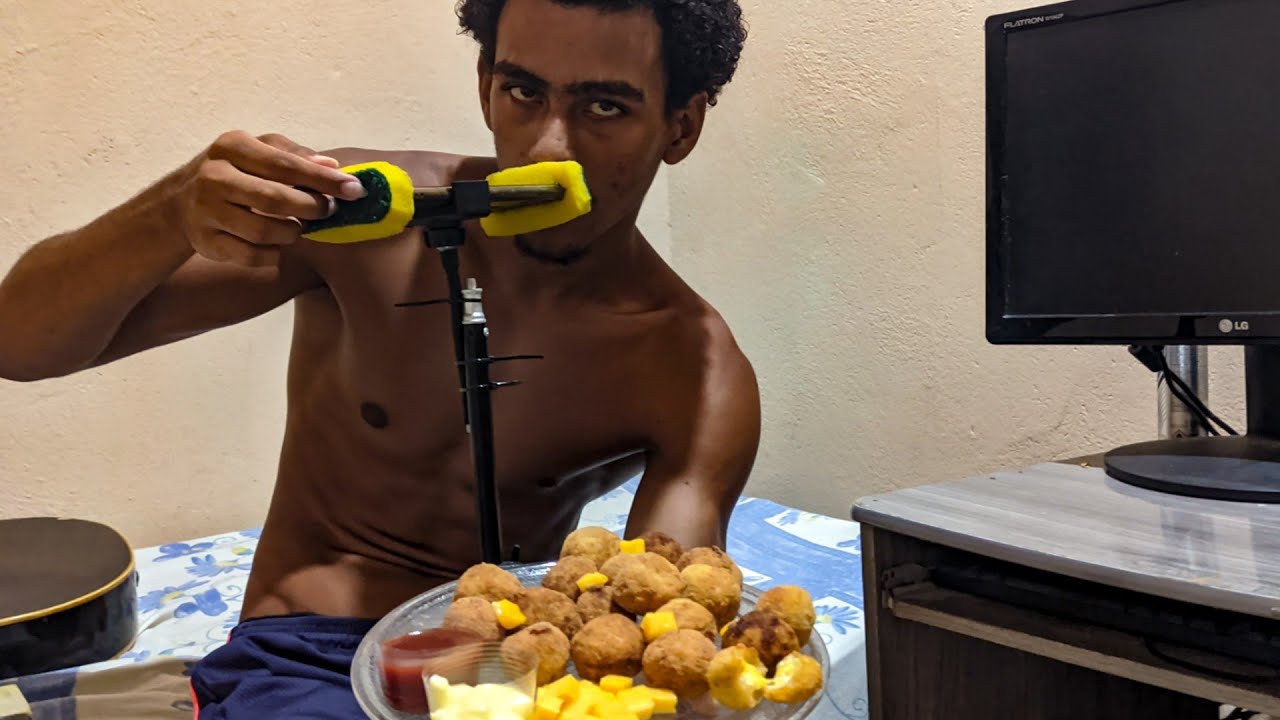 ASMR COMENDO BOLINHO DE QUEIJO, 