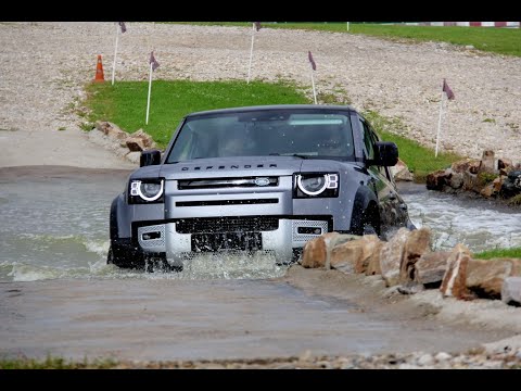 Video: De Duke Is Een Op Maat Gemaakte Land Rover Defender Die Op Zoek Is Naar Een Gevecht