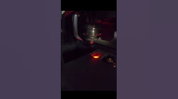 Laser cutting machine with automatic nozzle change