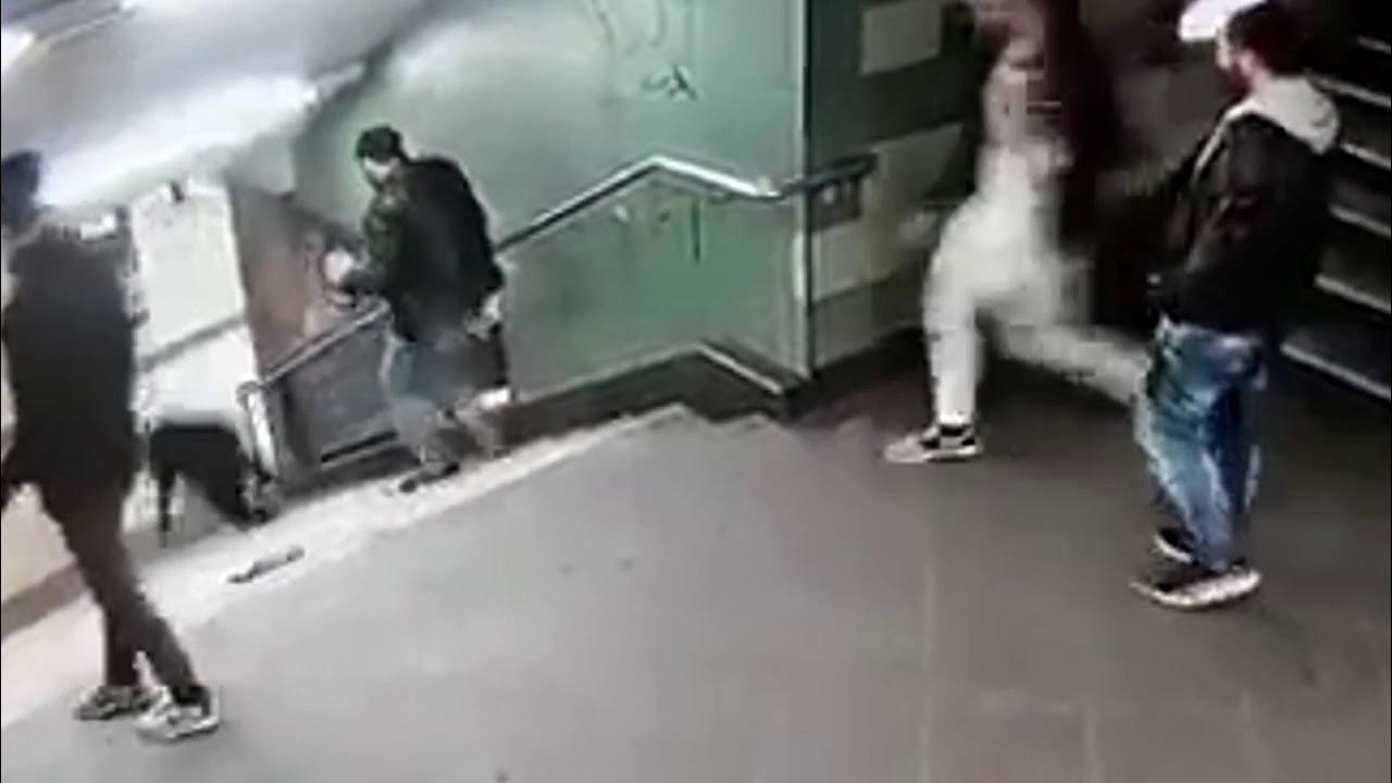 Парень толкнул девушку под поезд