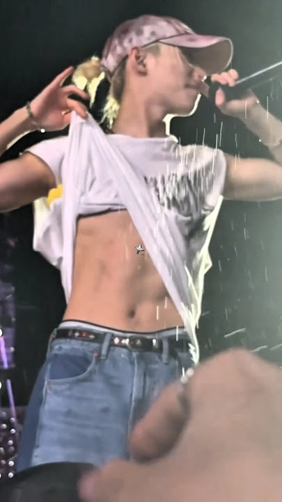 He is showing off his charm 😊🔥 #felix #skz #idol #kpop #shorts #viralvideo