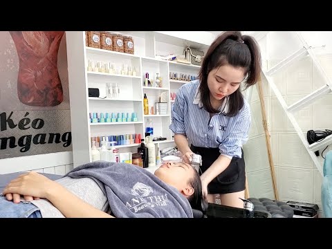 Her favorite job every day is helping customers relax when coming to her, Vietnam barber shop