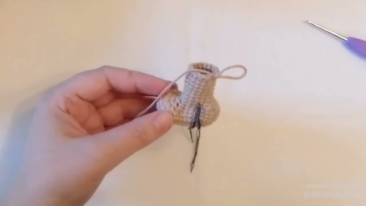 Кукла Модница, крючком. 2 этап: ноги. Совместное вязание.