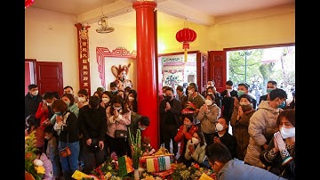 Người dân ùn ùn đi lễ tại Phủ Tây Hồ ngày Rằm tháng Giêng