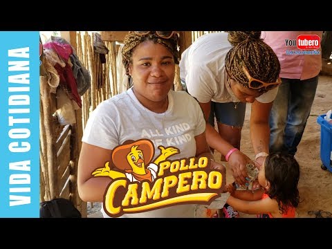 Una dominicana comiendo pollo campero por primera vez en casa de la familia del bebe Joaquin
