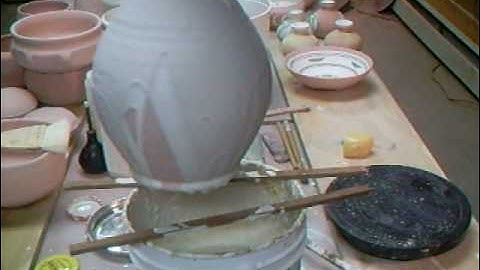 SIMON LEACH - Glazing a lamp base ...ooh la la !