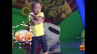 3-летний мальчик танцует под музыку любого жанра и стиля!