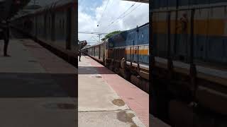 Arrival of Gandhidham-Bangalire Express to Dharwad Station