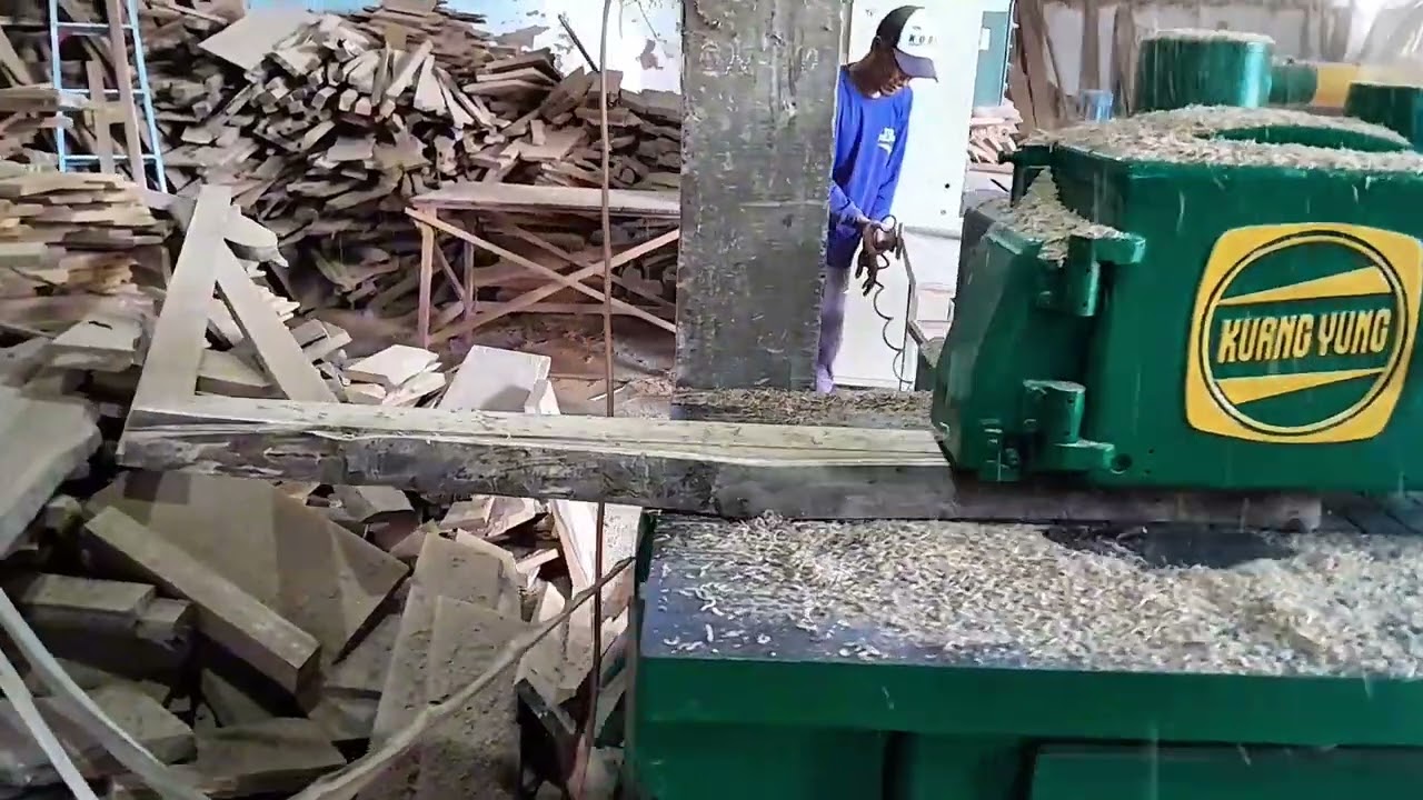 Proses Belah Kayu Menggunakan Single Rip Saw