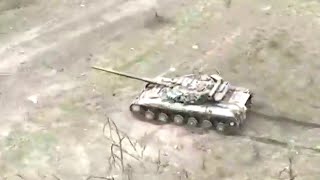 Российский танк Т-64 прорывается через минное поле на Украине