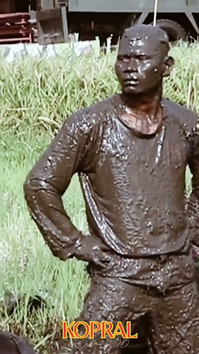 pelatih ini berikan contoh kepada siswa cara guling dan menyamar dengan lumpur