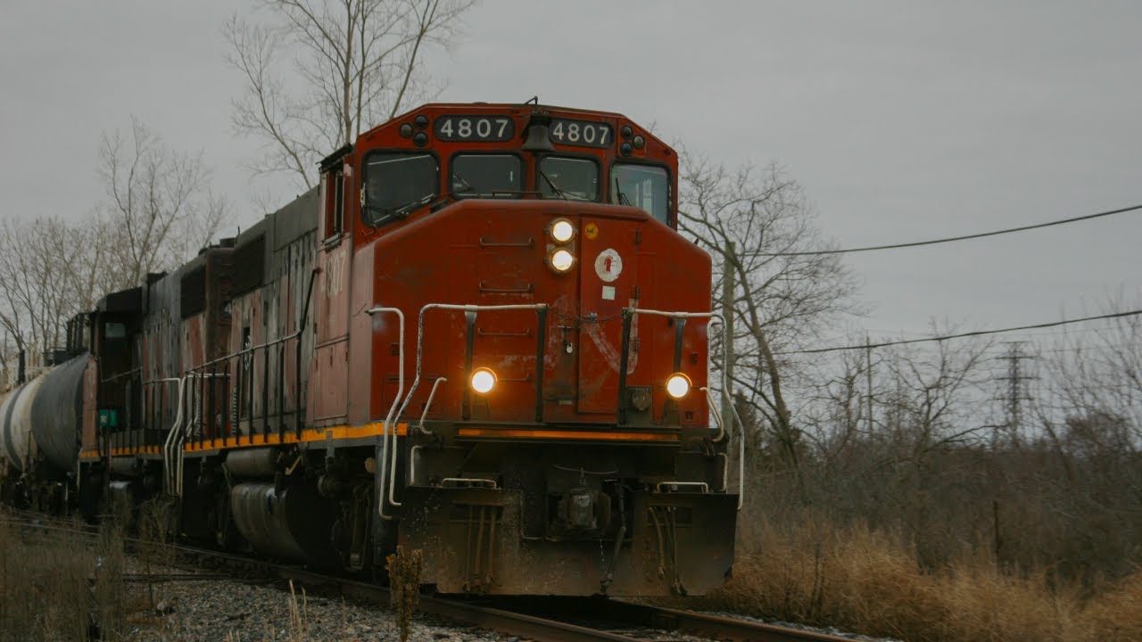 Faded Noodle CN 4807 Leading 589 past the Hydro Spur - YouTube