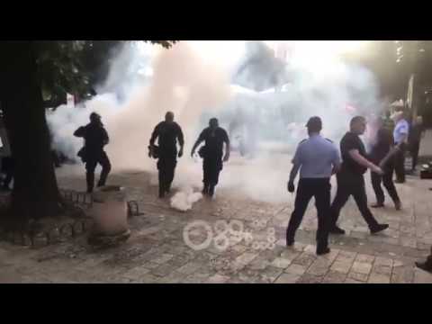 RTV Ora - Tensione në Shkodër, PD marshon në pedonale, policia hedh gaz lotsjellës