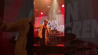 Björn Holmgren hälsar efter konsert @bjornholmgrens