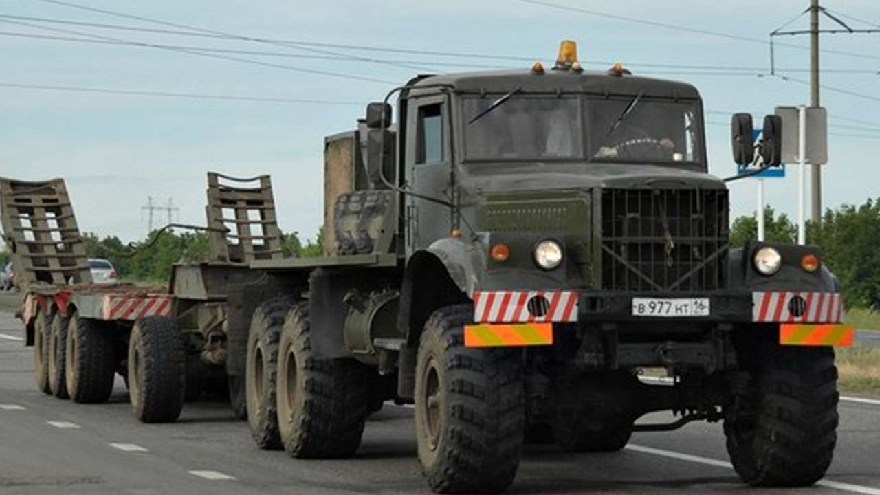 Краз 255 буксирует танк