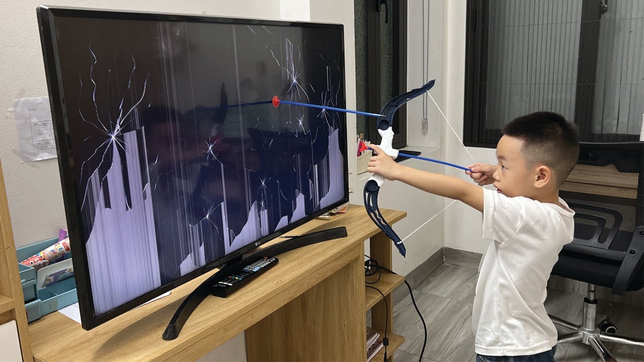 Мы РАЗБИЛИ наш телевизор из-за ПУЛЬТА... вы не поверите, что произошло дальше.