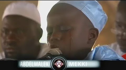 طفل إفريقي يبكي من شدة تأثره بتلاوة القران بصوته