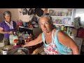 Rosa Lameda preparando tortillas de maíz con queso, ajo y chile verde