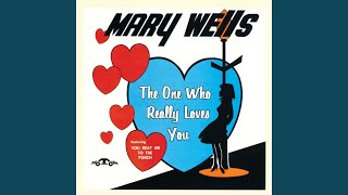 Watch Mary Wells She Dont Love You video