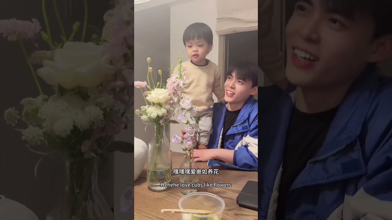 潘爸乐爷vlog：leye宝宝嘴馋自己翻橱柜找吃的，站在桌子上闻花好可爱！潘爸连哄带骗刷牙用心良苦！baby leye & pan #dadlife #baby #babyboy #family