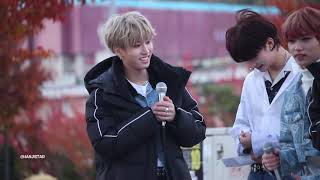181027 Stray Kids Mini Fanmeeting - Jisung Sharing His Jacket With Hyunjin