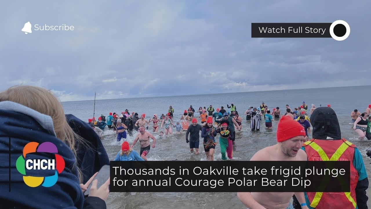 Тысячи жителей Оквилла приняли участие в ежегодном заплыве «Мужество» в ледяную воду в честь Дня ...