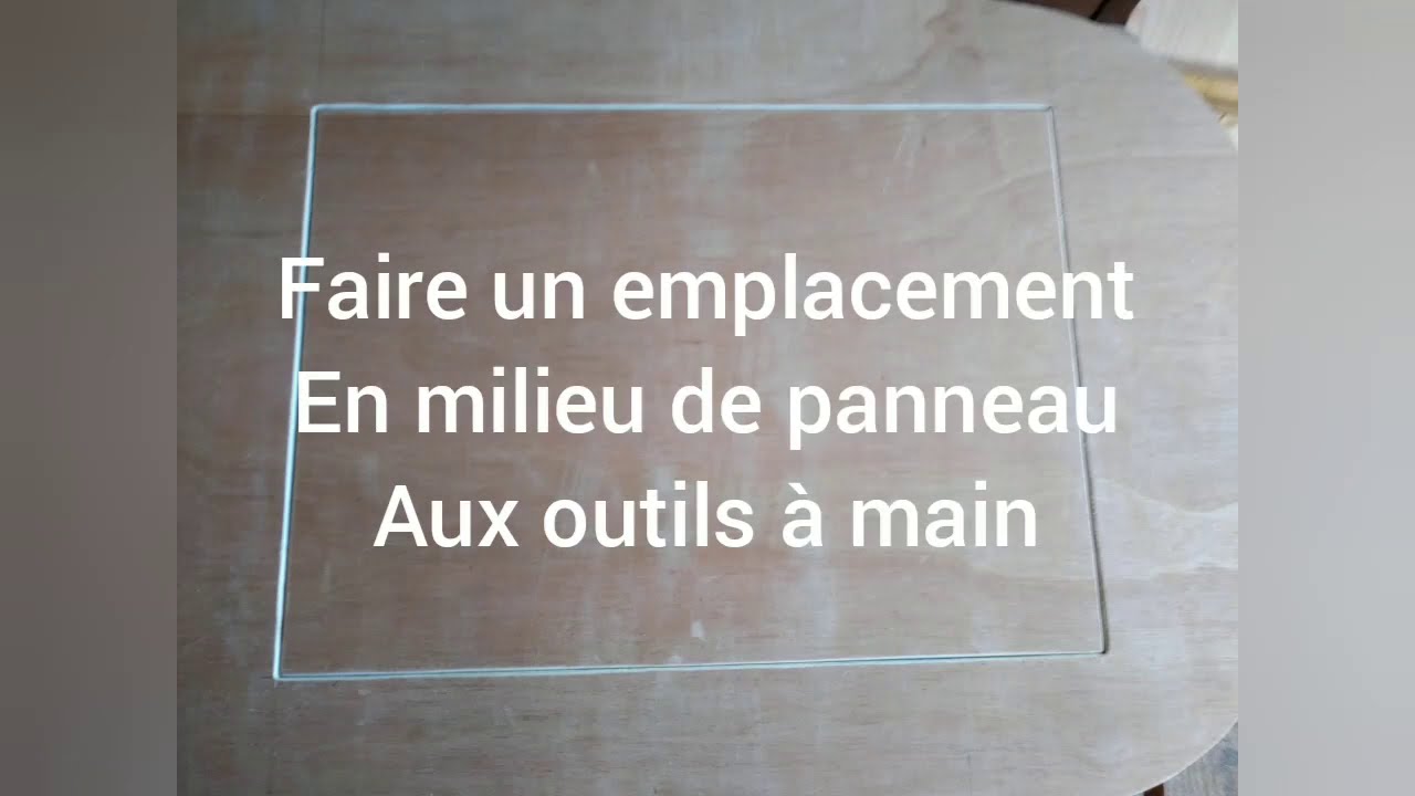scier en milieu de panneau aux outils à main.