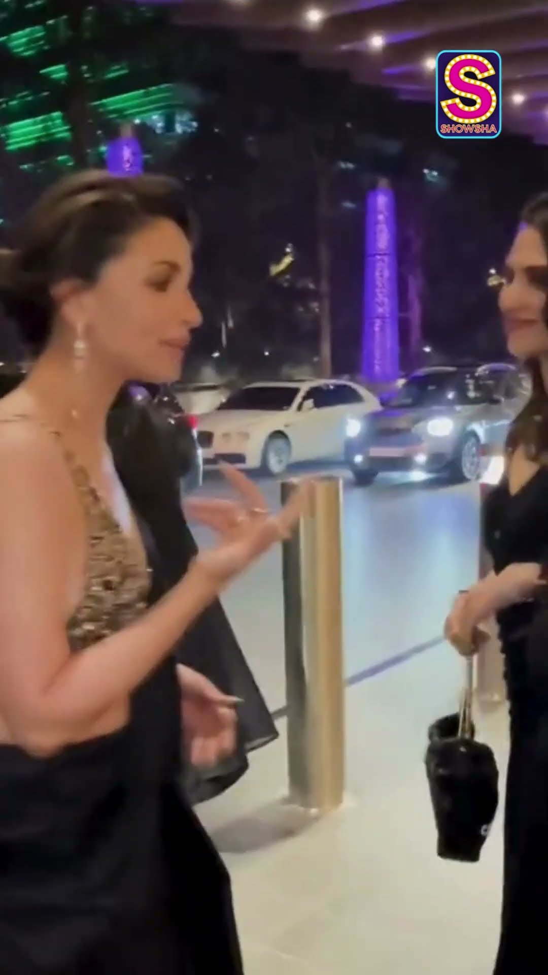 Alia Bhatt Slaying In A Hot Backless Saree Spotted Sharing A Candid Moment With Zoya Akhtar! | N18S