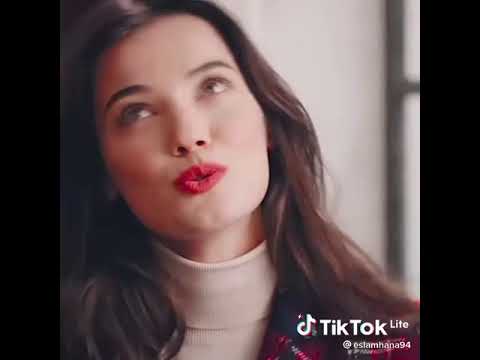 لها ضحكة ياويلي بلون السهر لما الورد بيملي شفايفه قمر