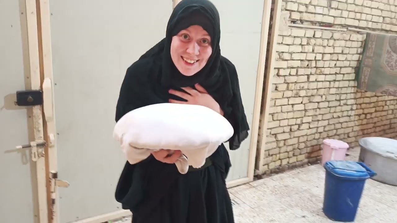 بنية روسيه تخبز خبز عراقي بالعماره. #اكسبلور #السعودية #الشعب_الصيني_ماله_حل #العراق #العمارة #بغداد