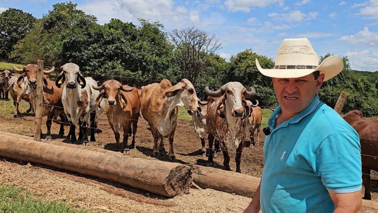 FRENTISTA DE POSTO COMEÇOU TIRANDO 50 LITROS DE LEITE COM 11 VACAS E HOJE TIRA 9 MIL LITROS POR DIA